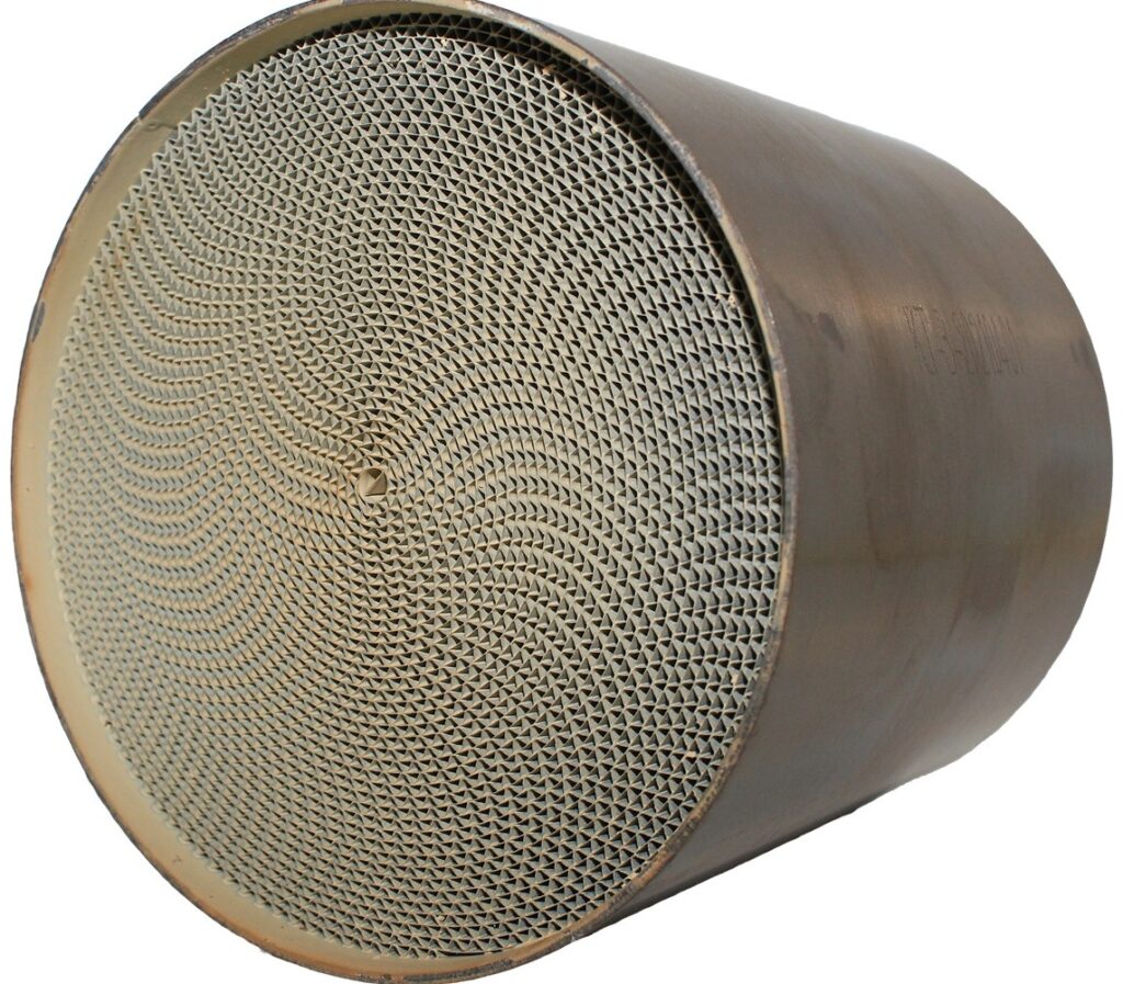 Катализатор с открытыми сотовыми каналами, металлический корпус, вид крупным планом.