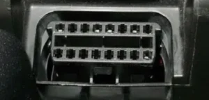 OBD2 разъём в автомобиле крупным планом